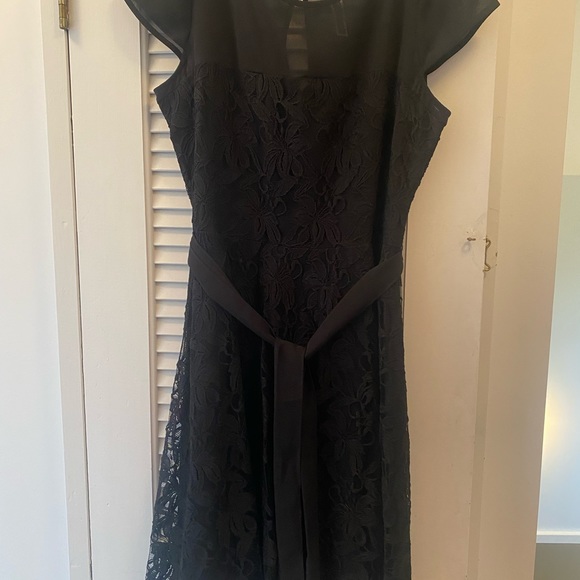 Lace dress - Picture 6 of 7